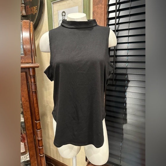 EUC AMAZON BLACK MOCK MUSCLE TANK TOP W SIDE OPENING OPEN DEED V BACK - Picture 2 of 7